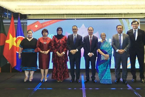 Vietnamese Ambassador to Bangladesh Nguyen Manh Cuong (fourth, from right) is with Bangladesh's Interim Government Advisor in charge of the Ministry of Fisheries and Livestock Farida Akhter and Ambassadors and Charge d'Affaires of ASEAN countries at the celebration. (Photo: Provided by the Embassy)