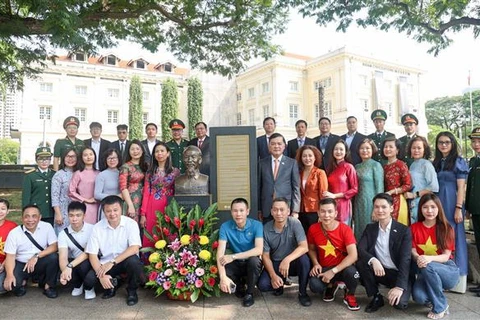 Officials from the embassy and other agencies of Vietnam in Singapore, along with representatives of the Vietnamese community at the statue of President Ho Chi Minh at the Asian Civilisations Museum (ACM). (Photo: VNA)