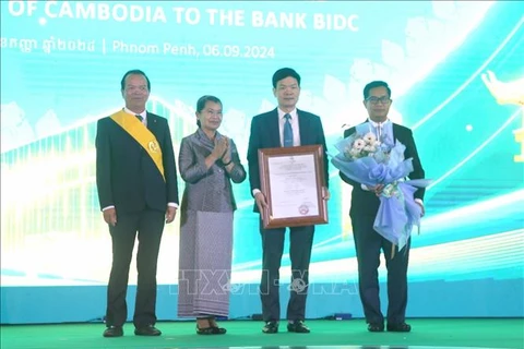 The Cambodia Royal Order of Monisaraphon, the highest order of the Cambodian Royal Family, is awarded to the BIDC at the ceremony. (Photo: VNA)