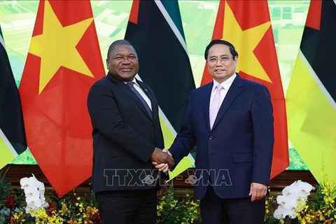 Prime Minister Pham Minh Chinh (R) meets with Mozambican President Filipe Jacinto Nyusi in Hanoi on September 9. (Photo: VNA)