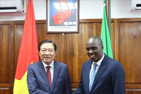 Politburo member, Secretary of the CPV Central Committee and Chairman of its Commission for Internal Affairs Phan Dinh Trac (left) and Tanzania's Deputy Prime Minister Doto Mashaka Biteko. (Photo: VNA)