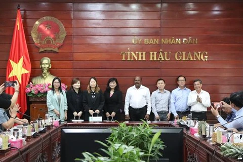 Chairman of the provincial People's Committee Dong Van Thanh ( first, right) is with representatives from Singaporean businesses. (Photo: VNA)