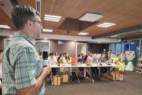 An entrepreneur pitches his ideas to the panel of experts at the workshop. (Photo: VNA) 