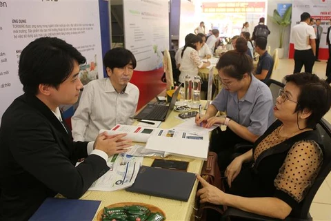 Representatives of Vietnamese and Japanese companies exchange information at the event. (Photo: VNA)