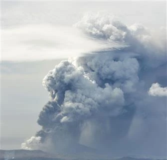 (File Photo) Taal volcano near Manila, Philippines erupts on January 13, 2020. (Photo: Kyodo/VNA)