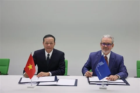 Deputy Chief Justice of the Supreme People's Court of Vietnam Nguyen Tri Tue and Assistant Director General, leading the Intellectual Property and Innovation Ecosystem Sector (IES) at WIPO Marco Alemán sign a MoU for cooperation between the two agencies. (Photo: VNA)