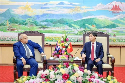 Secretary of the Vinh Phuc provincial Party Committee Duong Van An (right) receives Cuban Ambassador to Vietnam Orlando Nicolas Hernandez Guillen. (Photo: VNA)