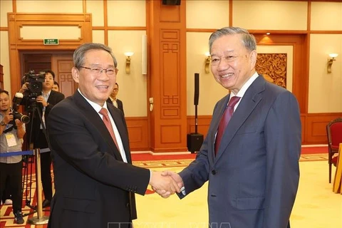 Party General Secretary and State President To Lam (R) welcomes Chinese Premier Li Qiang in Hanoi on October 12. (Photo: VNA)