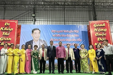 Vietnamese Ambassador to Thailand Pham Viet Hung and overseas Vietnamese in Ubon Ratchathani province, Thailand. (Photo: VNA)