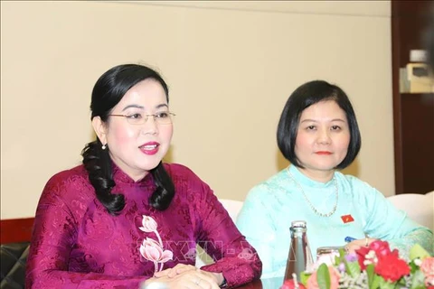 Chairwoman of the National Assembly (NA)'s Committee for Deputy Affairs Nguyen Thanh Hai (left) speaks at the meeting with President of the Lao Commission on the Affairs of the NA’s Members Souban Savabouth. (Photo: VNA)