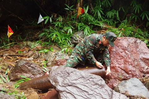 A sapper inspects the bomb. (Photo: published by VNA)