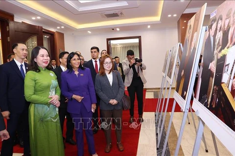 State Vice President Vo Thi Anh Xuan and Executive Vice President of Venezuela Delcy Rodriguez Gomez visit a photo exhibition about Vietnam-Venezuela ties. (Photo: VNA)