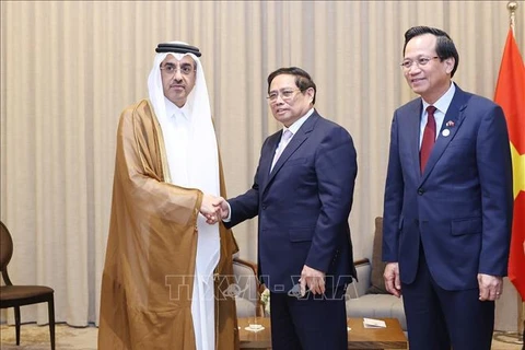 Prime Minister Pham Minh Chinh (C) receives Qatari Minister of Labour Ali bin Saeed bin Samikh Al Marri in Doha on October 31. (Photo: VNA)