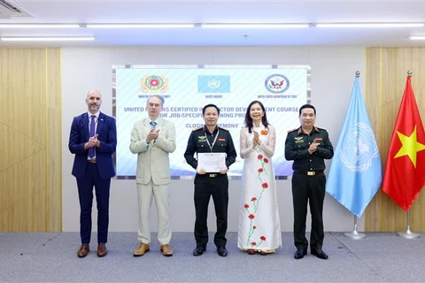 A police officer receives a certificate after attending the training programme in Hanoi. (Photo: VNA)