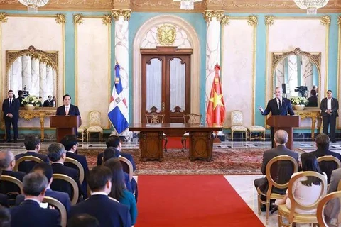 Vietnamese Prime Minister Pham Minh Chinh (standing, left) and President of the Dominican Republic Luis Abinader Corona chair a joint press conference on November 20 morning (local time) after their talks. (Photo: VNA)