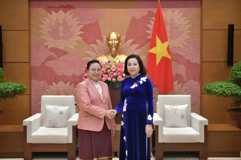 National Assembly (NA) Vice Chairwoman Nguyen Thi Thanh (right) and Lao Ambassador to Vietnam Khamphao Ernthavanh (Photo: daibieunhandan.vn)