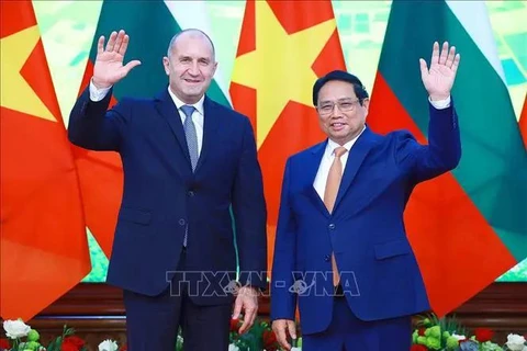 Prime Minister Pham Minh Chinh meets with visiting Bulgarian President Rumen Radev in Hanoi on November 25. (Photo: VNA)