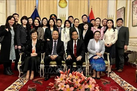 Vietnamese Ambassador to France Dinh Toan Thang (front, second from left), his Lao counterpart Kham-Inh Khitchadeth (front, second from right), and other diplomats at the meeting. (Photo: VNA)