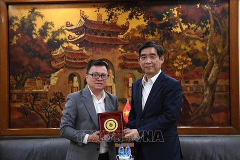 Chairman of the Vietnam Journalists' Association Le Quoc Minh (left) and Vietnamese Ambassador to Thailand Pham Viet Hung at their meeting on November 28 (Photo: VNA)