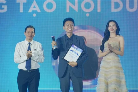 YouTuber Khoai Lang Thang (centre) receives the “content creator of the year” award at the Vietnam iContent Awards 2024. (Photo: VNA)