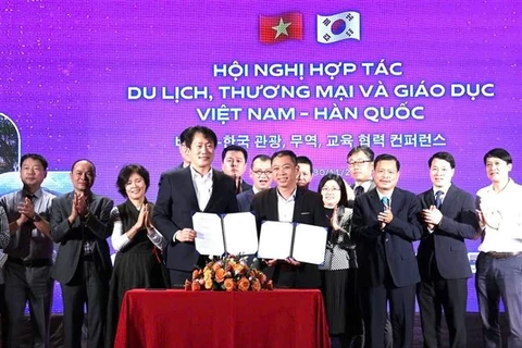 The Asia Tourism Development Institute (ATI) signs cooperation documents with Korean agencies. (Photo: VNA)