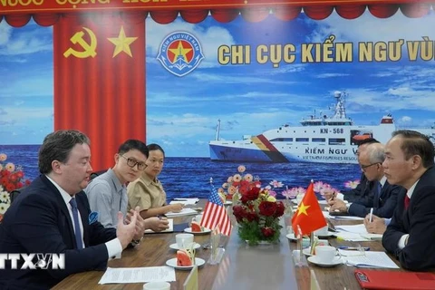 US Ambassador to Vietnam Marc E. Knapper and Deputy Minister of Agriculture and Rural Development Phung Duc Tien at the Department of Fisheries Surveillance (DFIRES) Training Facility, Region 5 in Phu Quoc city, the southern province of Kien Giang. (Photo: VNA)