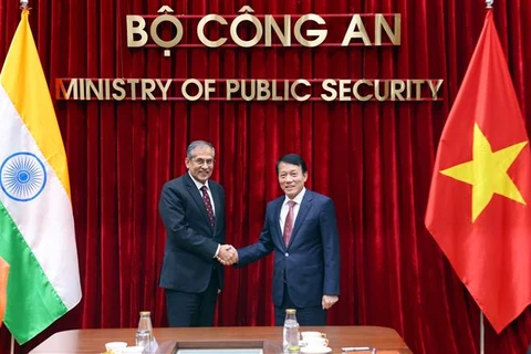 Minister of Public Security General Luong Tam Quang (right) meets with visiting Indian Deputy National Security Advisor Pavan Kapoor in Hanoi. (Photo: VNA)