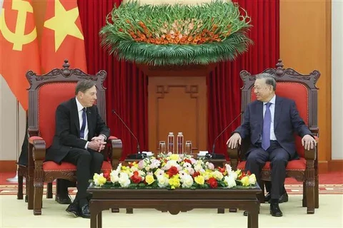 General Secretary of the Communist Party of Vietnam (CPV) Central Committee To Lam (right) on December 10 receives General David Petraeus, a Partner at the Kohlberg Kravis Roberts (KKR) global investment firm and Chairman of the KKR Global Institute. (Photo: VNA)