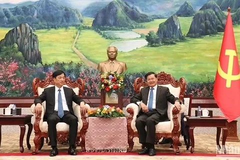 General Secretary of the Lao People's Revolutionary Party Central Committee and President of Laos Thongloun Sisoulith (right) receives Nguyen Duy Ngoc, Secretary of the Communist Party of Vietnam Central Committee and Chief of its Office, in Vientiane on December 11. (Photo: VNA)