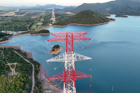 Workers defy sun and wind to build the tallest tower of circuit-3 500KV line