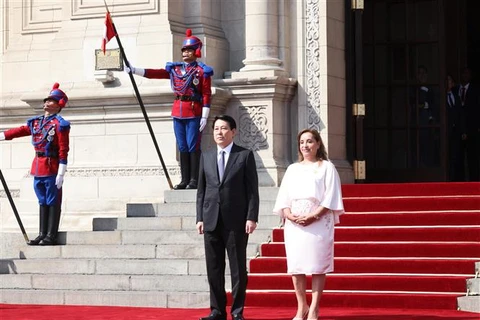 Peruvian President hosts welcome ceremony for Vietnamese State leader