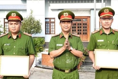 The police officers saving drowning Chinese boy at San Ho 2 island in Nha Trang city commended (Photo: VNA)