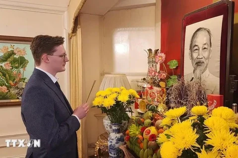 UK researcher Kyril Whittaker offers incense in tribute to late President Ho Chi Minh at the Vietnamese Embassy in London (Photo: VNA)