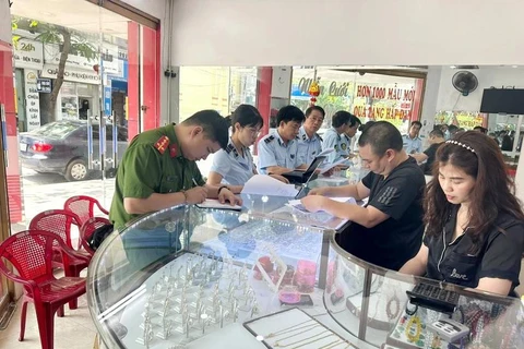 An inter-sectoral force inspects gold trading activities. (Photo: Vietnamplus)