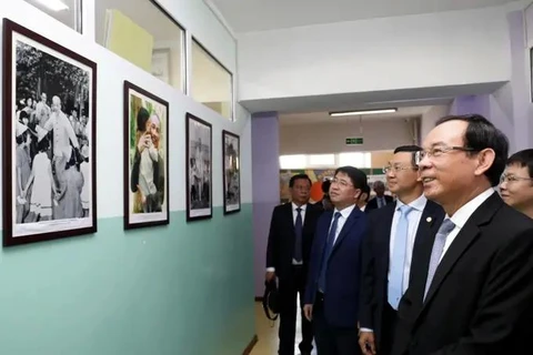 The delegation visits an area displaying photos on President Ho Chi Minh in the school (Photo: sggp.org.vn)