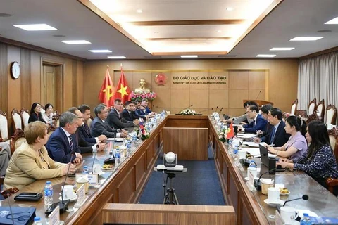 Representatives of the MoET have a working session with Deputy Head of the Russian Federal Agency for Humanitarian Cooperation Pavel Anatolyevich. (Photo: VietnamPlus)