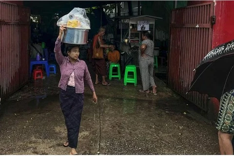 Nine people from a "squatter ward" in Yangon were hospitalised for severe diarrhoea. (Photo: AFP)