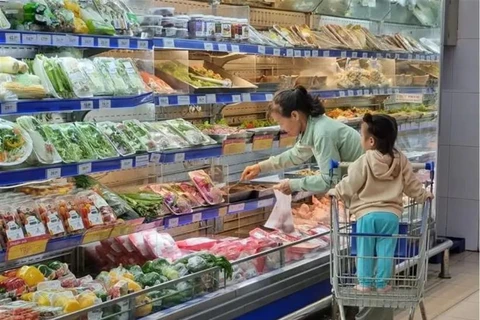 Customers choose foods at Co.opmart Thanh Ha supermarket in Phan Rang-Thap Cham city, Ninh Thuan province. - Illustrative image (Photo: VNA)