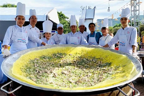 A big crispy & savory pancake made at the event (Photo: VNA)