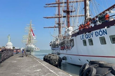 Sailing Vessel 286-Le Quy Don of the Vietnam People’s Navy on July 20 leaves the Surabaya naval port of Indonesia for Brunei. (Photo: VNA)