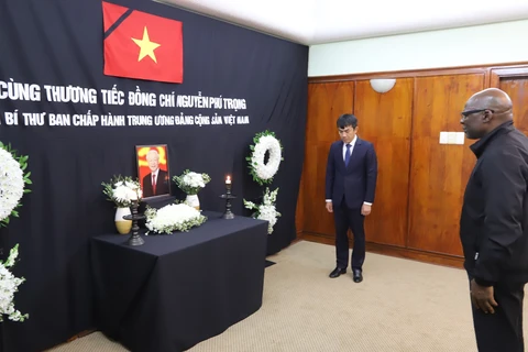 General Secretary of the South African Communist Party (SACP) Solly Mapaila pays his respect for General Secretary of the Communist Party of Vietnam (CPV) Central Committee Nguyen Phu Trong. (Photo: VNA)