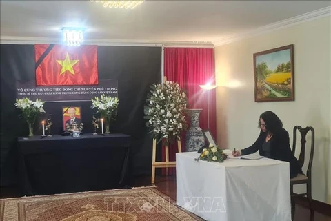 Luciana Santos, Chairman of PCdoB and Minister of Science, Technology, and Innovation signs the condolence book at the Vietnamese Embassy in Brazil (Photo: VNA)