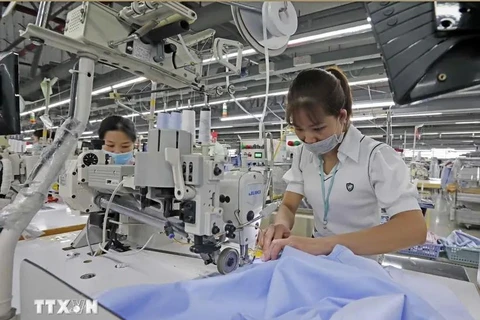 At a garment and textile company in Vietnam (Photo: VNA)