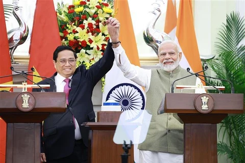 Prime Minister Pham Minh Chinh (L) and his Indian counterpart Narendra Modi at the joint press conference on August 1, 2024. (Photo: VNA)