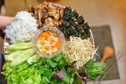 Many of Hanoi's delicious dishes gain international fame, such as "bun cha” (rice vermicelli with grilled pork and fresh herbs). (Photo: VNA)