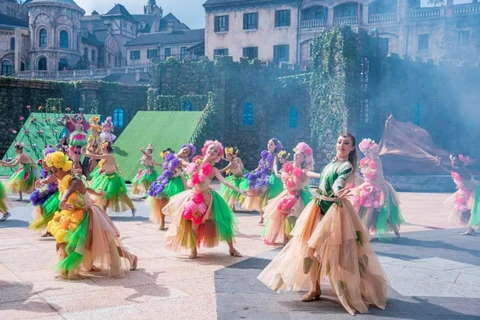 Inspired by the beauty of the myriad flowers at Ba Na and performed on a multi-level stage with various props, Fairy Blossom brings visitors to a vibrant "live-action" fairy-tale world. (Photo: Sun World Ba Na Hills)