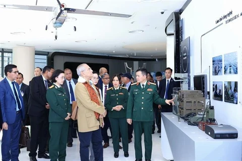 Timor-Leste President Jose Ramos-Horta (3rd from right) visits the Military-run telecom group Viettel. (Photo: VNA)