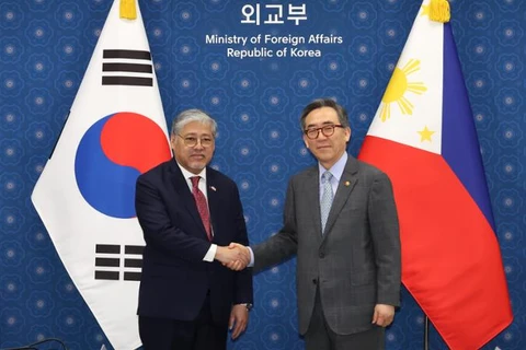 RoK Foreign Minister Cho Tae-yul (right) shakes hands with his counterpart of the Philippines, Enrique Manalo, ahead of their talks in Seoul on August 7. (Photo: Yonhap)