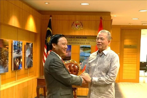 National Assembly Vice Chairman Nguyen Khac Dinh (L) meets with Malaysian Deputy Prime Minister Haji Fadillah bin Haji Yusof on August 7. (Photo: VNA)