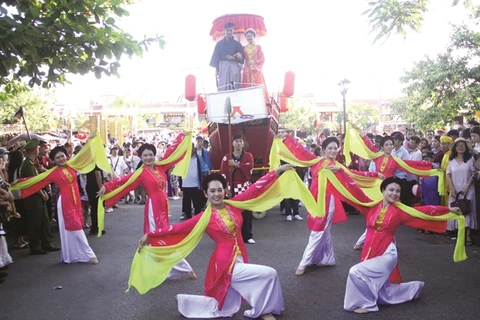 Artists reenact the wedding procession of Vietnamese Princess Ngoc Hoa and Japanese merchant Araki Sotaro. (Photo: VNA)